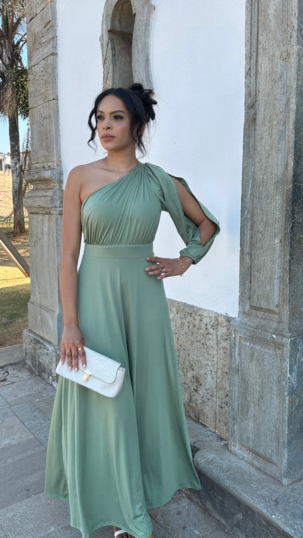 Vestido longo verde oliva com uma manga longa vazada fluit Perola