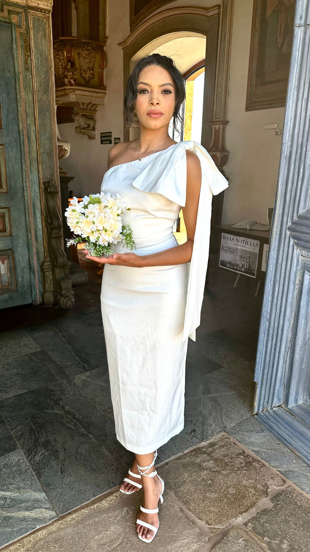 Vestido midi branco laço lateral casamento civil noivado pre wedding Helena