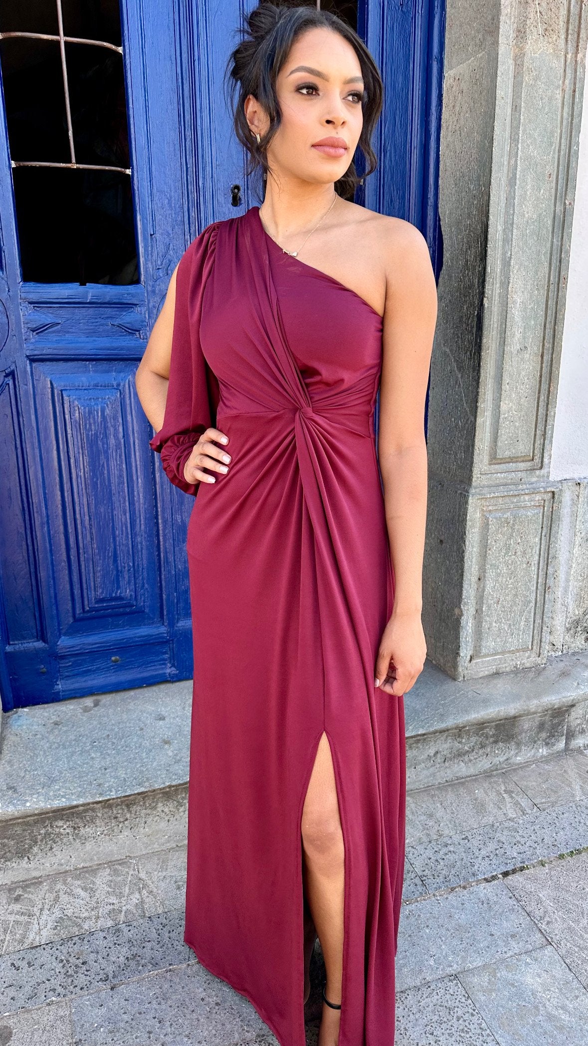 Vestido longo marsala vinho bordô fluit uma manga nula Joana