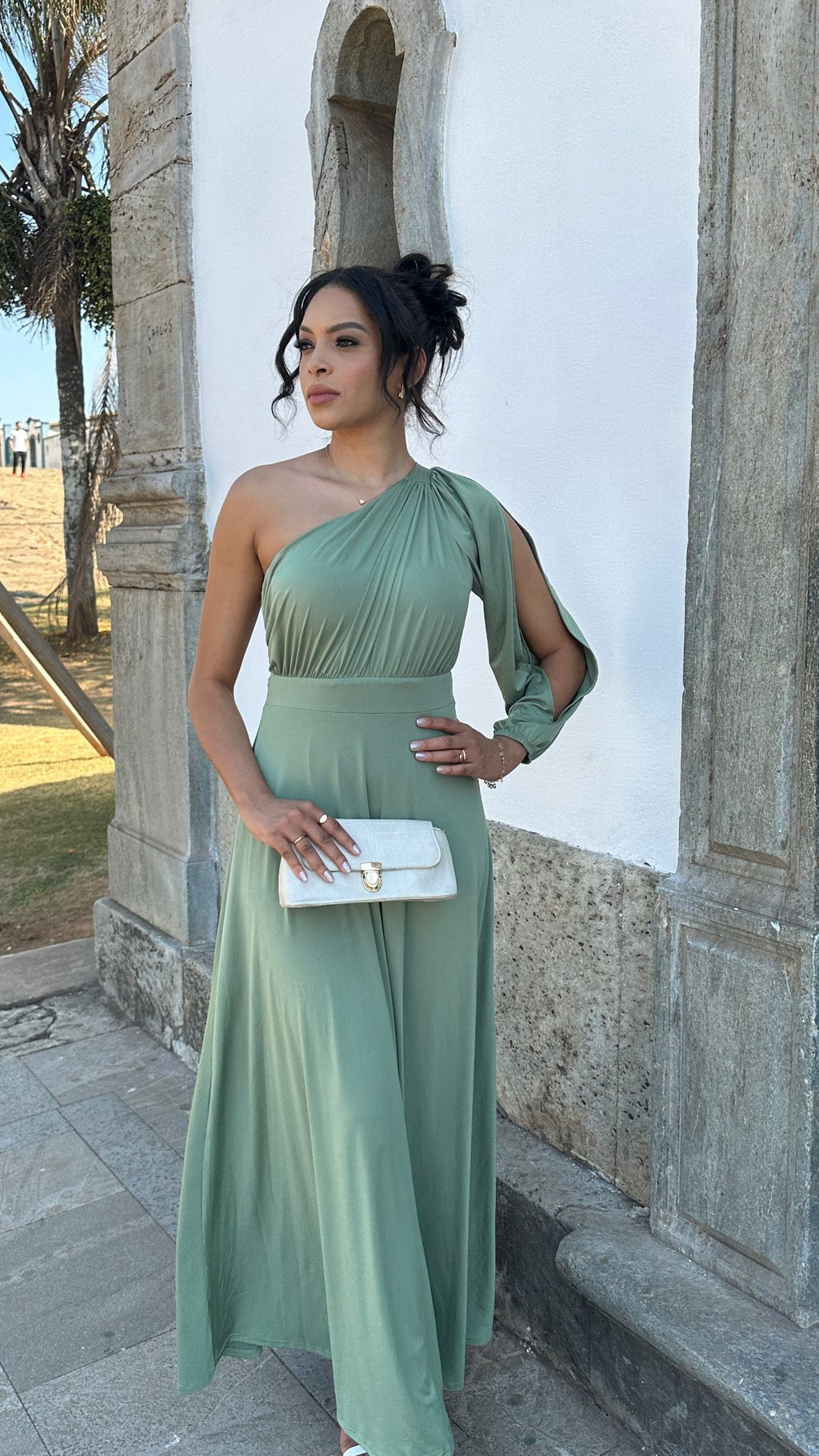 Vestido longo verde oliva com uma manga longa vazada fluit Perola