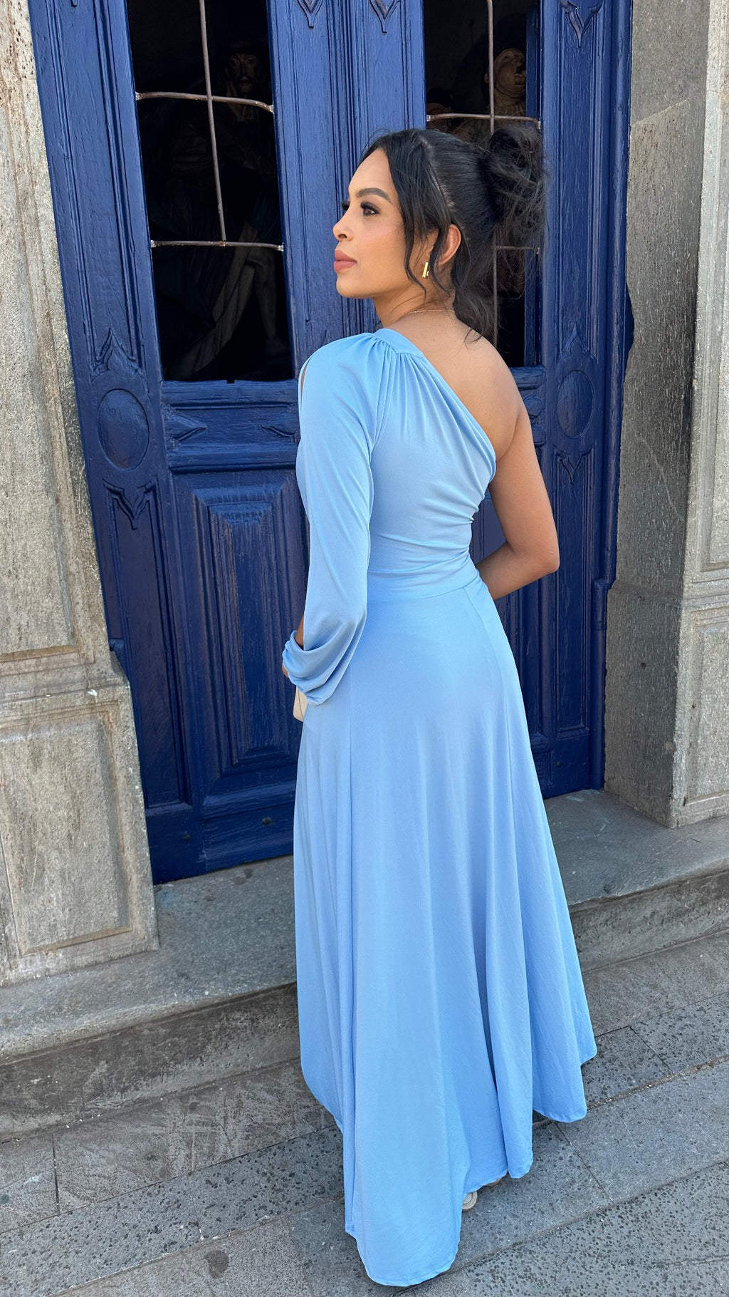 Vestido longo azul serenity com uma manga longa vazada fluit Perola