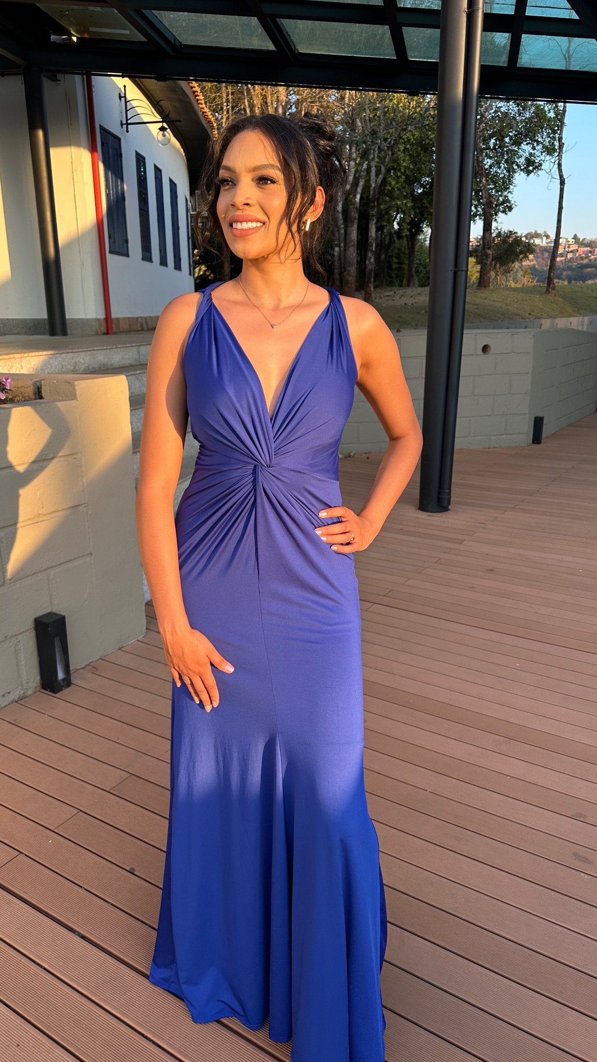 Vestido longo nozinho decote V azul bic