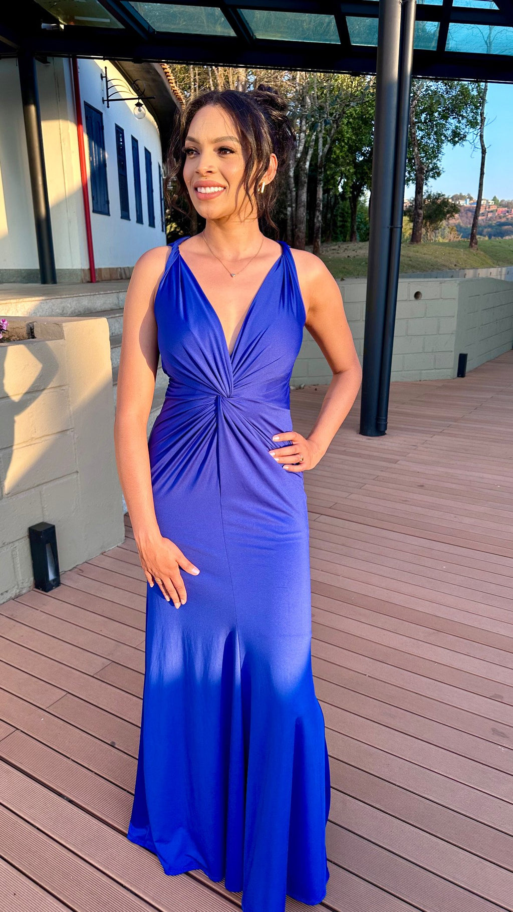 Vestido longo nozinho decote V azul bic