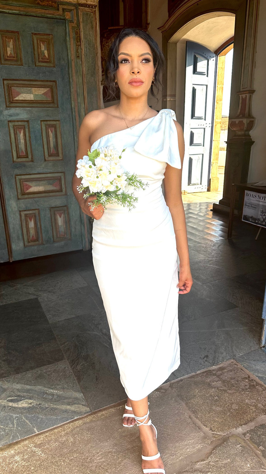 Vestido midi branco laço lateral casamento civil noivado pre wedding Helena