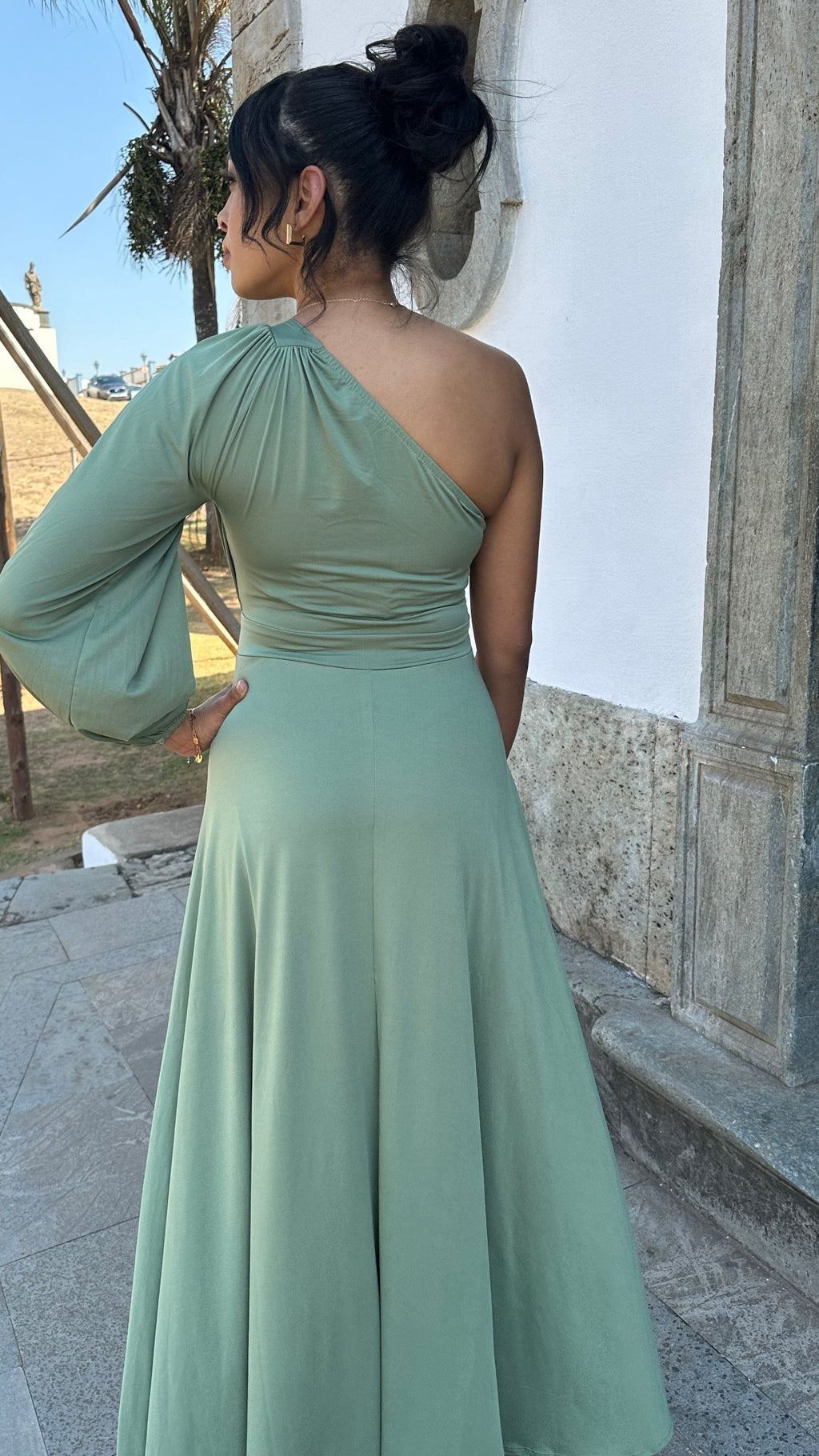 Vestido longo verde oliva com uma manga longa vazada fluit Perola