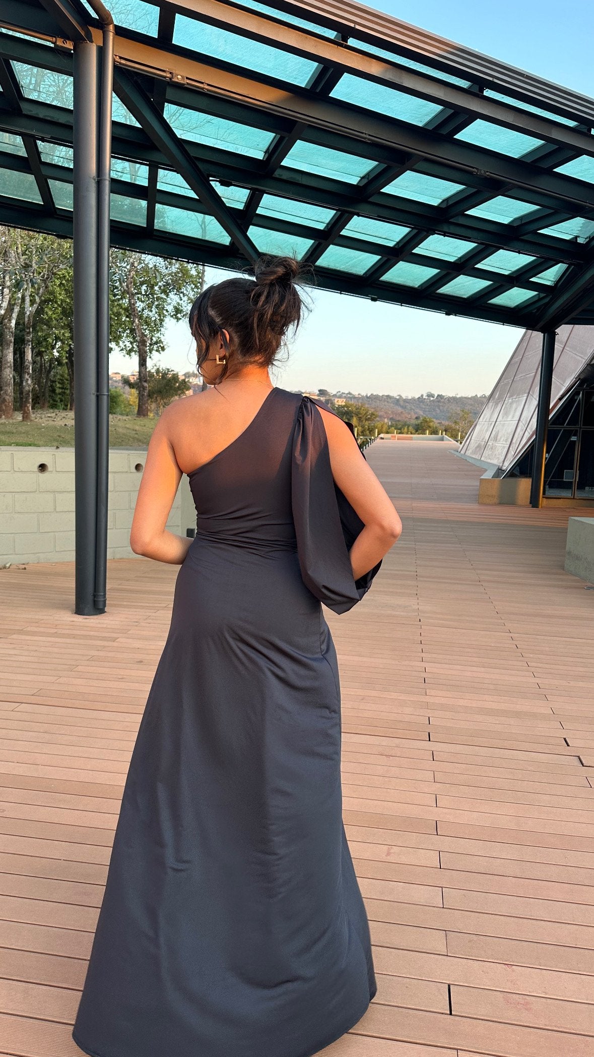 Vestido longo preto fluit uma manga nula Joana