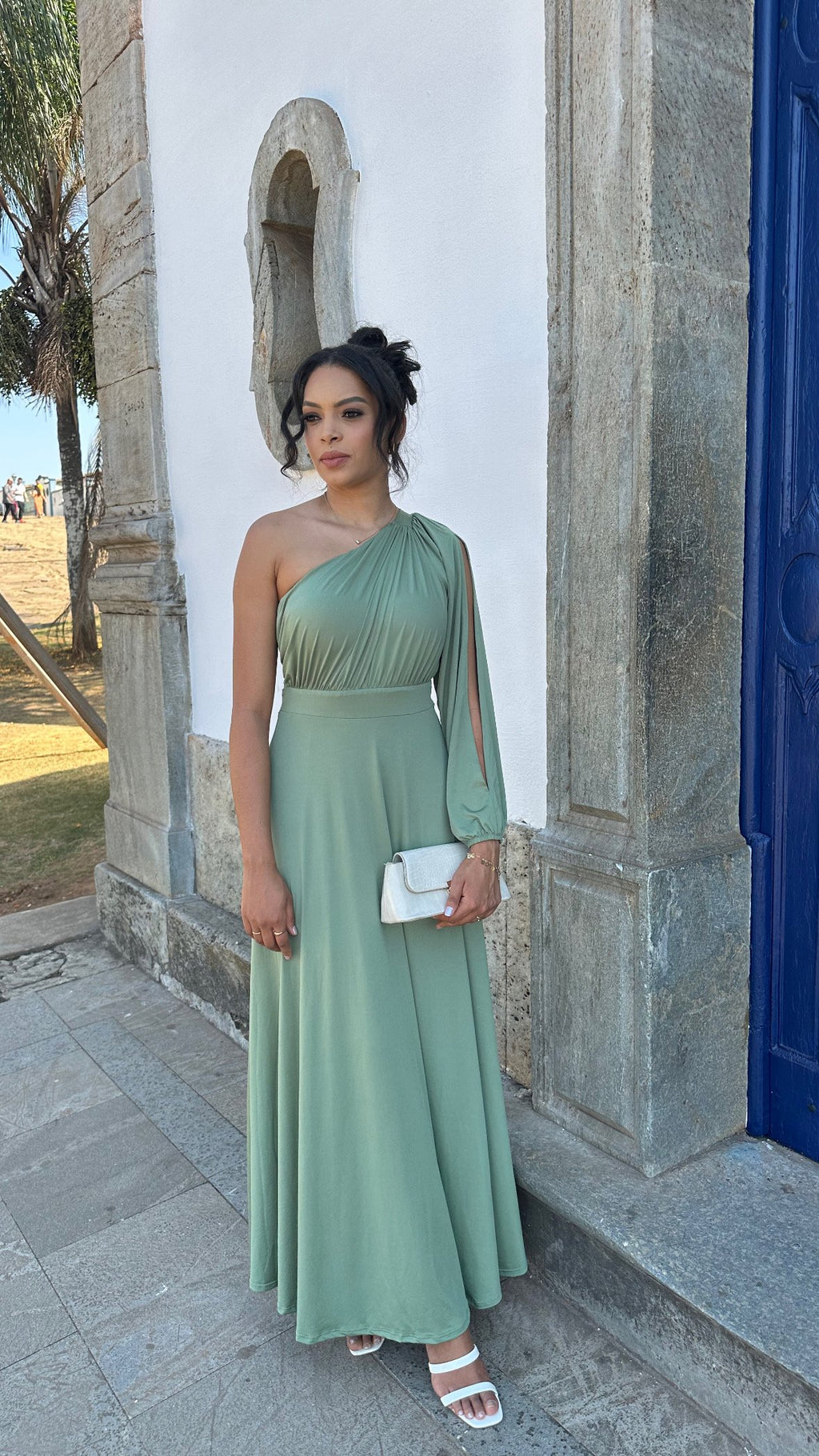 Vestido longo verde oliva com uma manga longa vazada fluit Perola