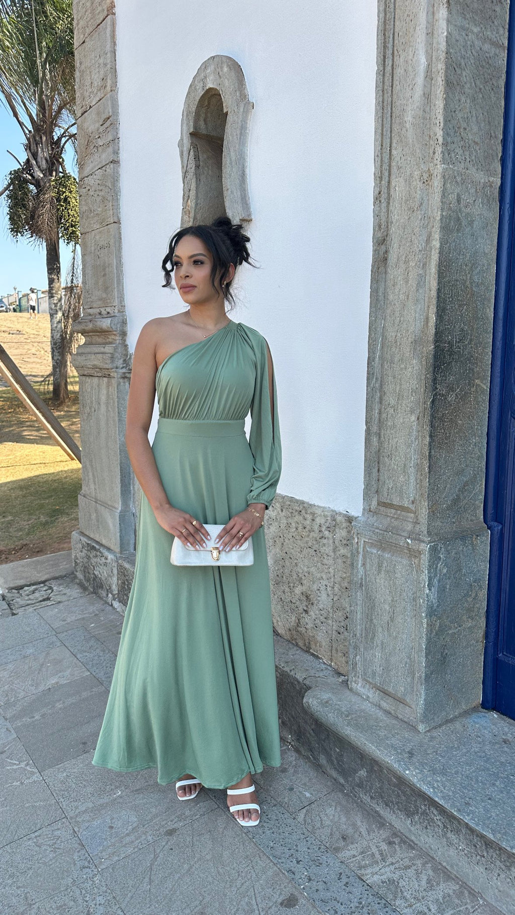 Vestido longo verde oliva com uma manga longa vazada fluit Perola
