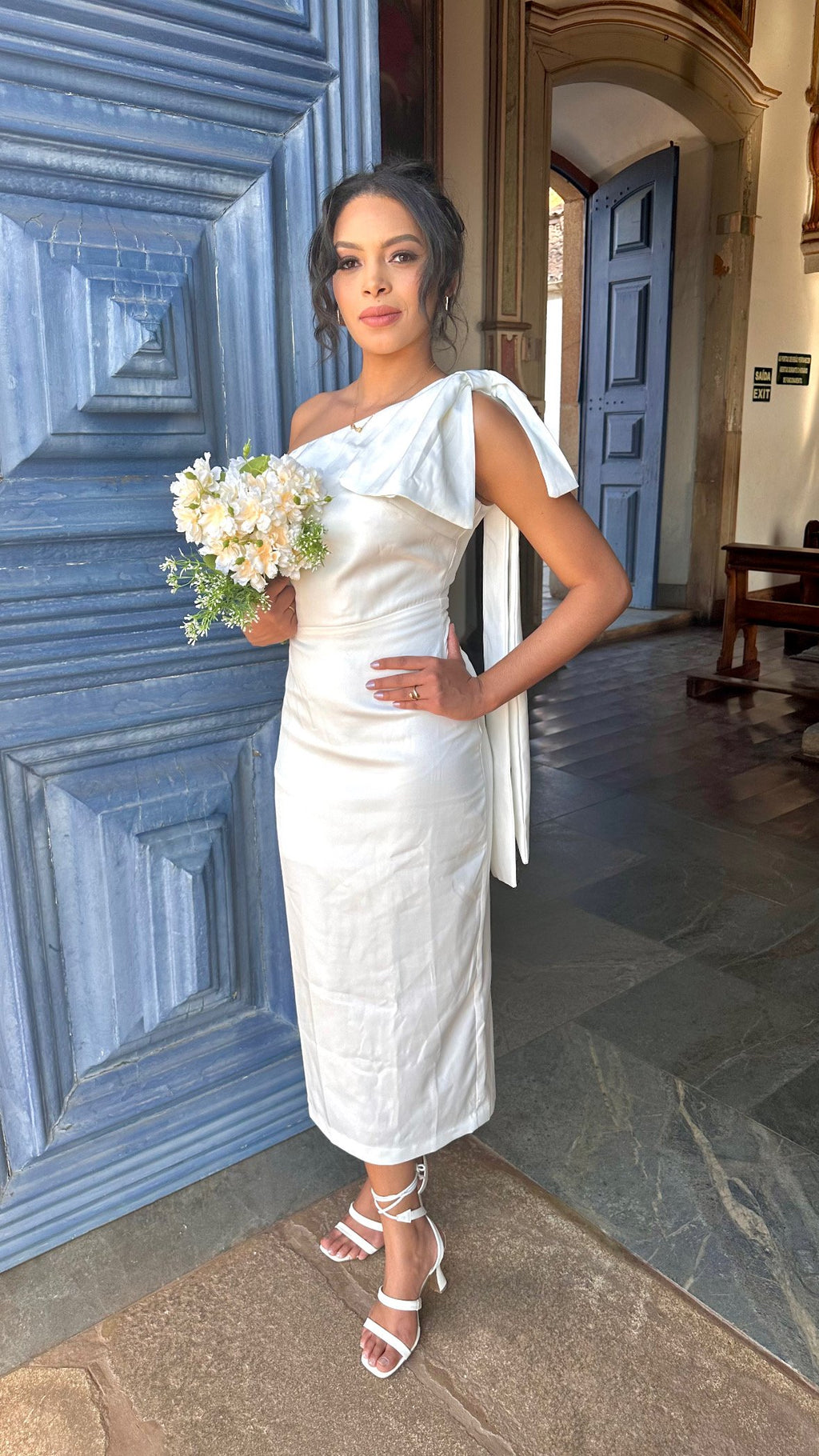Vestido midi branco laço lateral casamento civil noivado pre wedding Helena