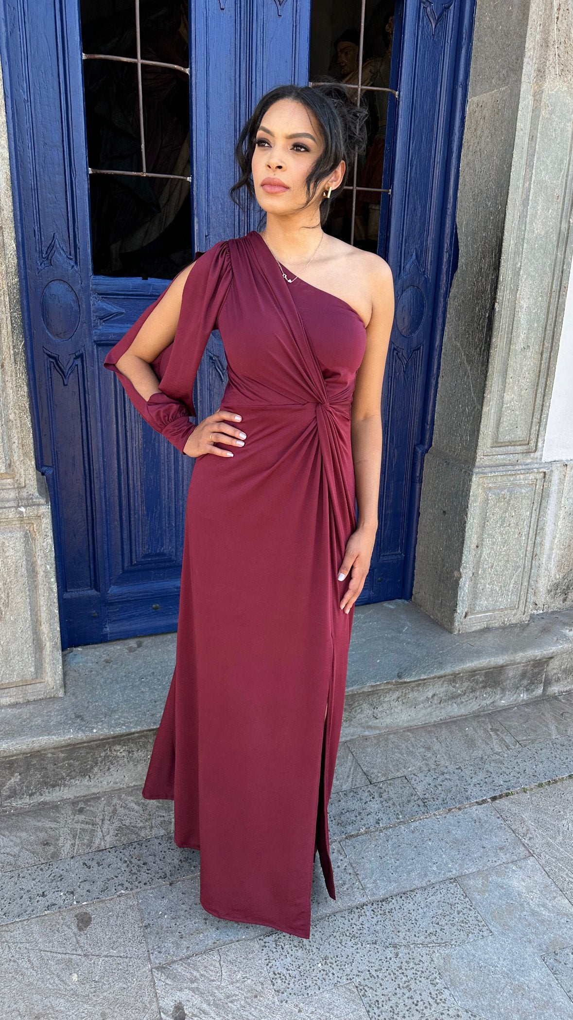 Vestido longo marsala vinho bordô fluit uma manga nula Joana