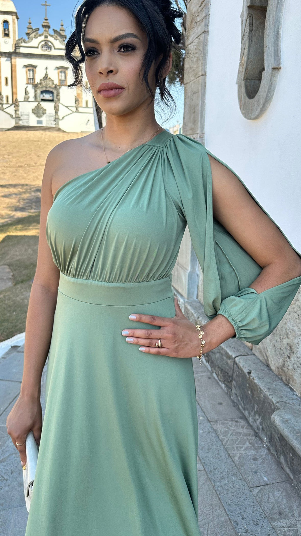 Vestido longo verde oliva com uma manga longa vazada fluit Perola