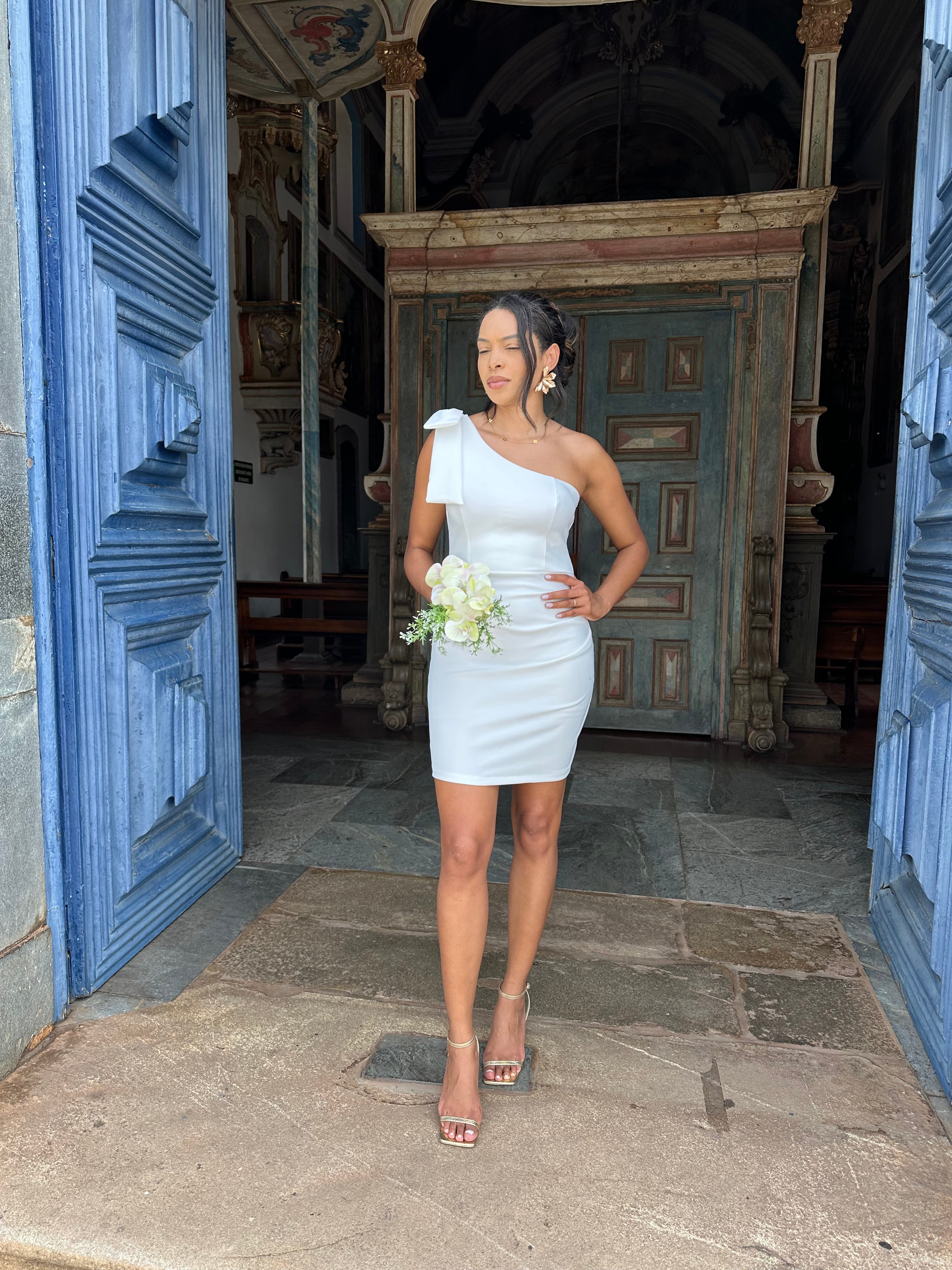 Vestido Curto branco laço lateral casamento civil noivado pre wedding