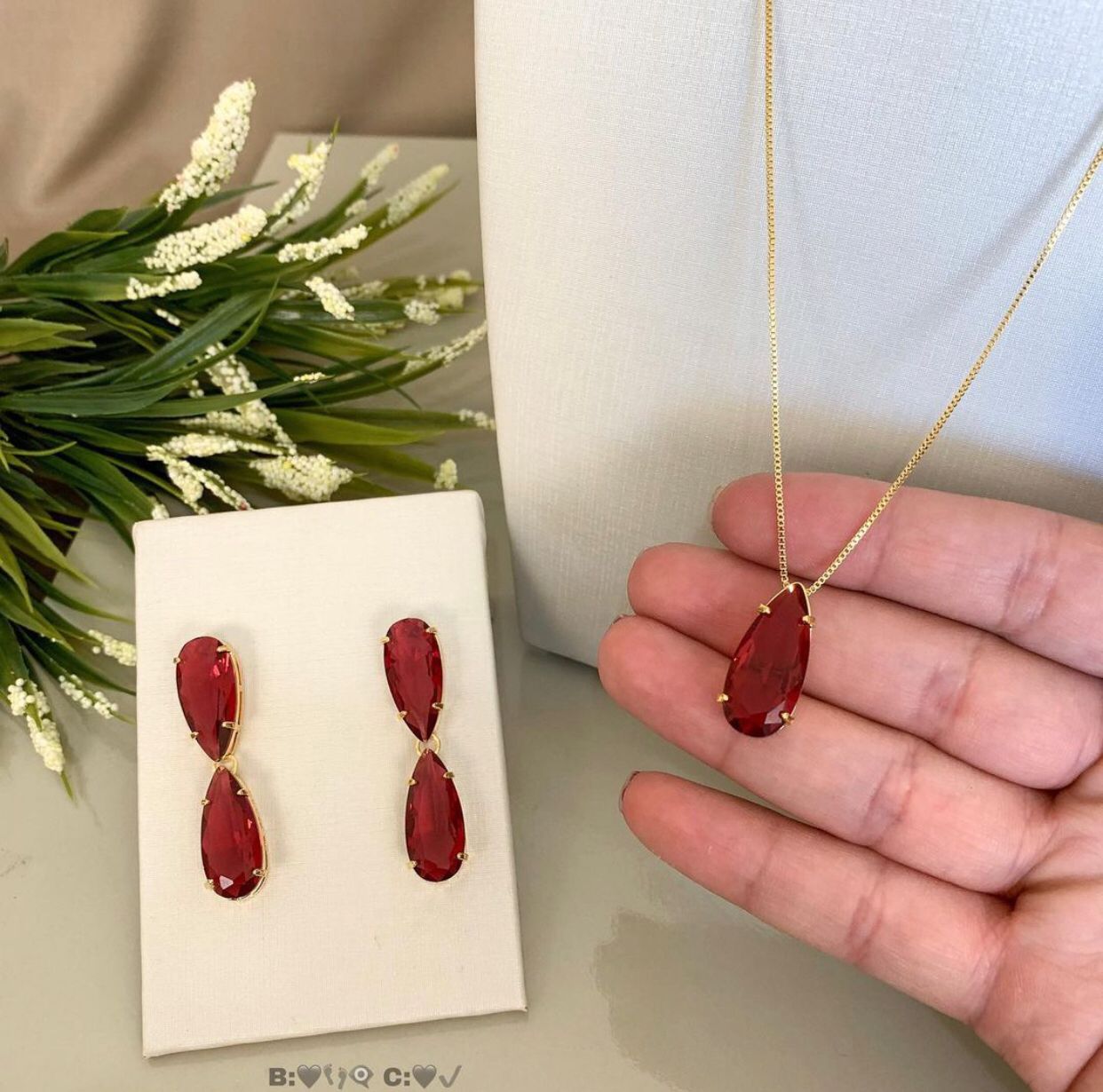 Colar de gota pedraria e Ganhe: Brinco duas gotas pedraria