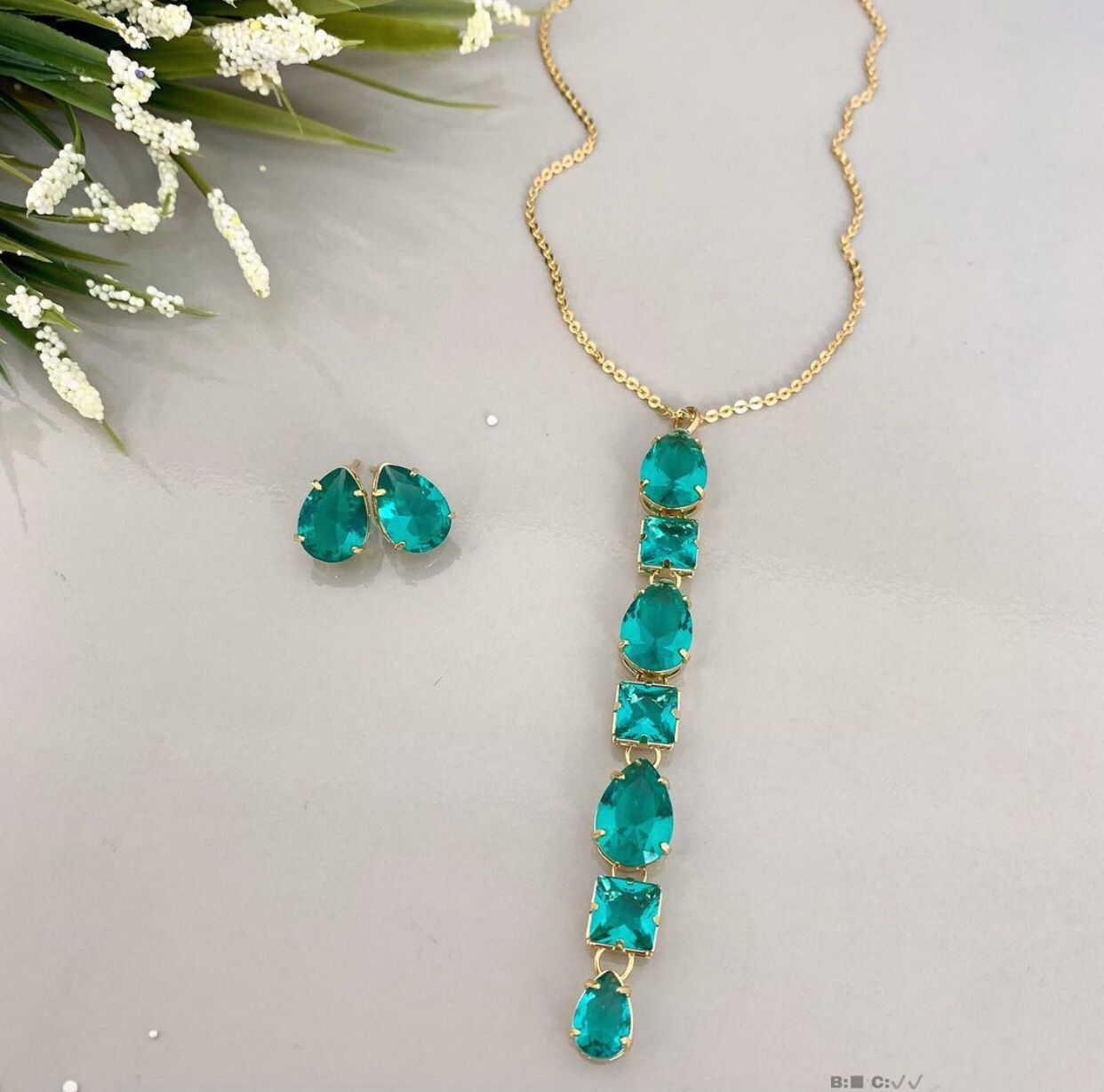 Colar gravatinha pedraria e Ganhe: Brinco duas gotas pedraria