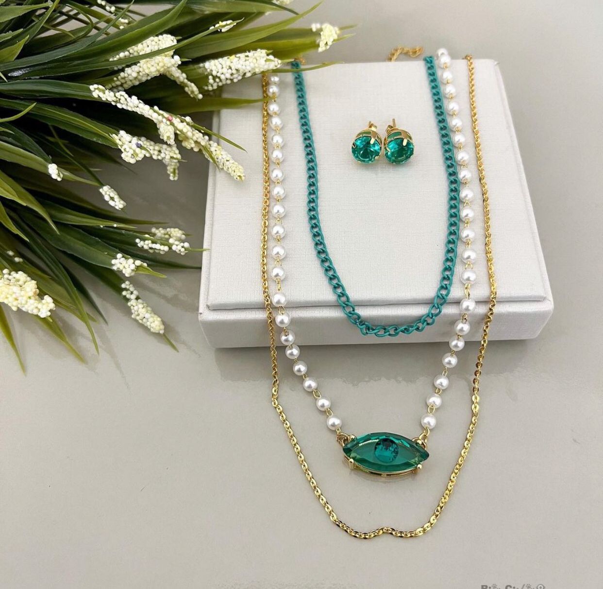 Colar triplo olhar verde + Brinco ponto de luz